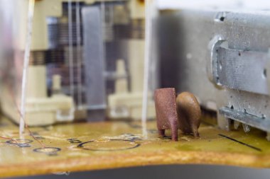 Bir analog radyo alıcısı eski entegre devreler. Rezistanslar, transistörler ve diğer devreler eski bir entegre devre panosuna. İşyeri - atölye.