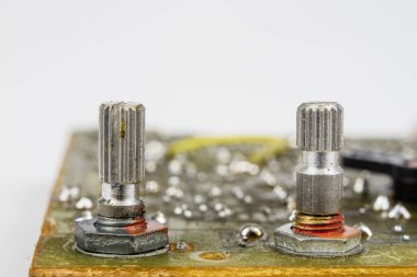 Bir analog radyo alıcısı eski entegre devreler. Rezistanslar, transistörler ve diğer devreler eski bir entegre devre panosuna. İşyeri - atölye.