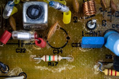 Bir analog radyo alıcısı eski entegre devreler. Rezistanslar, transistörler ve diğer devreler eski bir entegre devre panosuna. İşyeri - atölye.