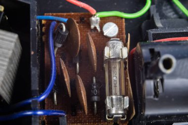 Bir analog radyo alıcısı eski entegre devreler. Rezistanslar, transistörler ve diğer devreler eski bir entegre devre panosuna. İşyeri - atölye.