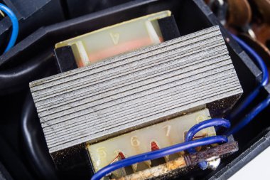 Bir analog radyo alıcısı eski entegre devreler. Rezistanslar, transistörler ve diğer devreler eski bir entegre devre panosuna. İşyeri - atölye.