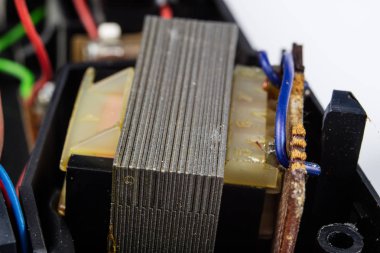 Bir analog radyo alıcısı eski entegre devreler. Rezistanslar, transistörler ve diğer devreler eski bir entegre devre panosuna. İşyeri - atölye.