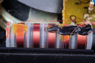 Bir analog radyo alıcısı eski entegre devreler. Rezistanslar, transistörler ve diğer devreler eski bir entegre devre panosuna. İşyeri - atölye.