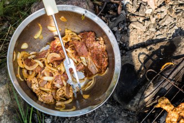 Metal bir kase içinde Marine domuz. Izgara için hazırlanmış lezzetleri. Yaz sezonu.