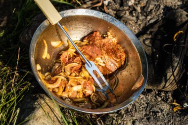 Metal bir kase içinde Marine domuz. Izgara için hazırlanmış lezzetleri. Yaz sezonu.