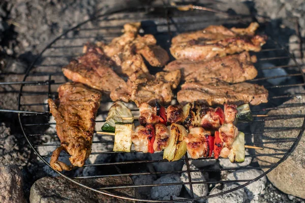 Ízletes Sertés Grill Grillezett Finomságok Részese Otthoni Kertben Nyári Szezon — Stock Fotó