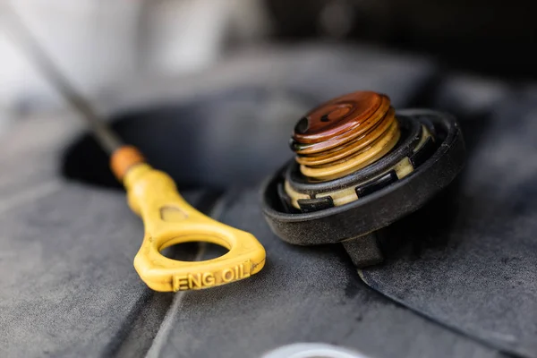 Arabanın motoru için petrol filler. Sürücü birimi sıvılarda Yenileyici. Yer - araba atölye.