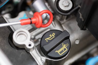 Yağ seviye ölçümleri için araba yağ çubuğu. Arabanın motoru parametrelerini kontrol. Yer - atölye.