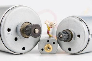 Bir beyaz atölye tabloda küçük elektrik motoru. Küçük elektrikli cihazlarda kullanılan elektrikli sürücü. Açık renkli.