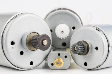 Bir beyaz atölye tabloda küçük elektrik motoru. Küçük elektrikli cihazlarda kullanılan elektrikli sürücü. Açık renkli.