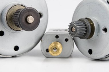 Bir beyaz atölye tabloda küçük elektrik motoru. Küçük elektrikli cihazlarda kullanılan elektrikli sürücü. Açık renkli.