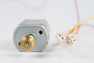 Bir beyaz atölye tabloda küçük elektrik motoru. Küçük elektrikli cihazlarda kullanılan elektrikli sürücü. Açık renkli.