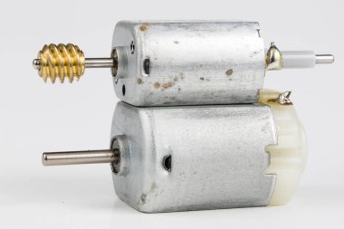 Bir beyaz atölye tabloda küçük elektrik motoru. Küçük elektrikli cihazlarda kullanılan elektrikli sürücü. Açık renkli.