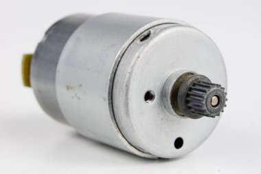 Bir beyaz atölye tabloda küçük elektrik motoru. Küçük elektrikli cihazlarda kullanılan elektrikli sürücü. Açık renkli.