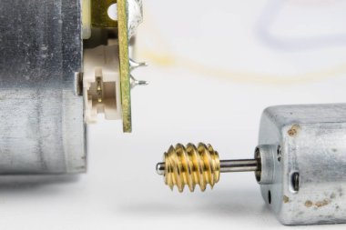 Bir beyaz atölye tabloda küçük elektrik motoru. Küçük elektrikli cihazlarda kullanılan elektrikli sürücü. Açık renkli.