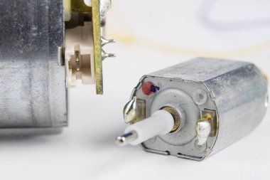 Bir beyaz atölye tabloda küçük elektrik motoru. Küçük elektrikli cihazlarda kullanılan elektrikli sürücü. Açık renkli.