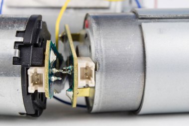 Bir beyaz atölye tabloda küçük elektrik motoru. Küçük elektrikli cihazlarda kullanılan elektrikli sürücü. Açık renkli.