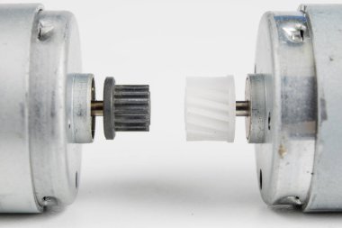 Bir beyaz atölye tabloda küçük elektrik motoru. Küçük elektrikli cihazlarda kullanılan elektrikli sürücü. Açık renkli.