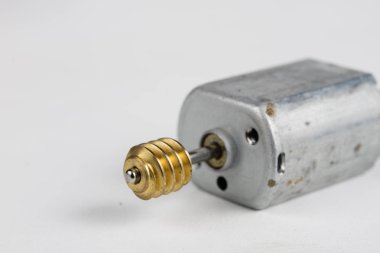 Bir beyaz atölye tabloda küçük elektrik motoru. Küçük elektrikli cihazlarda kullanılan elektrikli sürücü. Açık renkli.