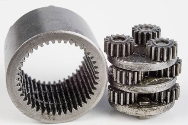 Parlak bir masada küçük bir cihazdan Planet dişli. Uzman bir cihazdan vites tekerlekleri. Beyaz arka plan.