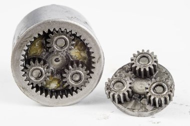 Parlak bir masada küçük bir cihazdan Planet dişli. Uzman bir cihazdan vites tekerlekleri. Beyaz arka plan.