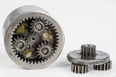 Parlak bir masada küçük bir cihazdan Planet dişli. Uzman bir cihazdan vites tekerlekleri. Beyaz arka plan.