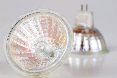 Halojen ampul beyaz bir tablo. Apartman binaları modern iç aydınlatma. Beyaz arka plan.