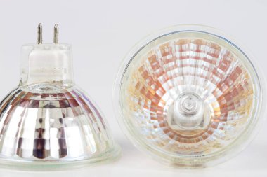 Halojen ampul beyaz bir tablo. Apartman binaları modern iç aydınlatma. Beyaz arka plan.