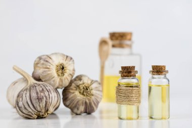 Sarımsak ve şurubu soğuk algınlığı için en iyi ilaç. En iyi ev ilaçları grip tedavisi için. Açık renkli.