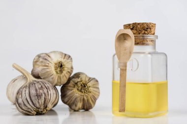 Sarımsak ve şurubu soğuk algınlığı için en iyi ilaç. En iyi ev ilaçları grip tedavisi için. Açık renkli.