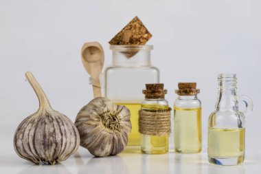 Sarımsak ve şurubu soğuk algınlığı için en iyi ilaç. En iyi ev ilaçları grip tedavisi için. Açık renkli.