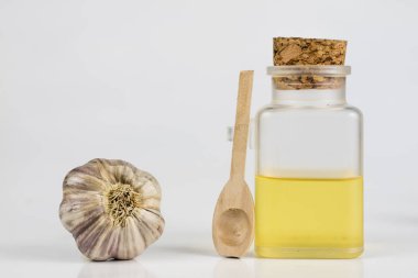 Sarımsak ve şurubu soğuk algınlığı için en iyi ilaç. En iyi ev ilaçları grip tedavisi için. Açık renkli.