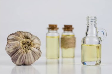 Sarımsak ve şurubu soğuk algınlığı için en iyi ilaç. En iyi ev ilaçları grip tedavisi için. Açık renkli.