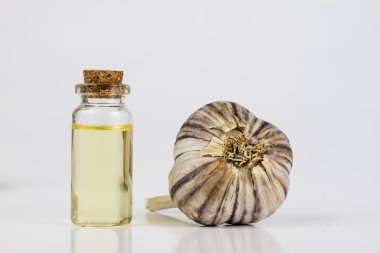 Sarımsak ve şurubu soğuk algınlığı için en iyi ilaç. En iyi ev ilaçları grip tedavisi için. Açık renkli.