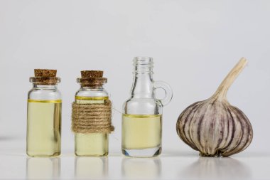 Sarımsak ve şurubu soğuk algınlığı için en iyi ilaç. En iyi ev ilaçları grip tedavisi için. Açık renkli.