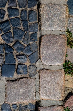 Eski bir yolu taşlarla kaplı. Bir küp taş Ortaçağ tarzında düzenlenmiş. Sezon - yaz.