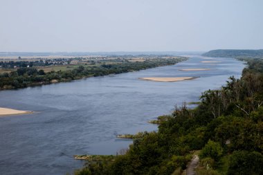 Kumlu ada Orta Avrupa'da büyük bir nehir. Büyük bir nehir ortasında bir kum fırtınası. Sezon - yaz.