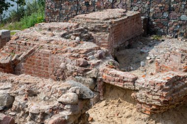 Eski Ortaçağ surları. Orta Avrupa'nın tarihi yok edilmiş duvarlar. Sezon - yaz.