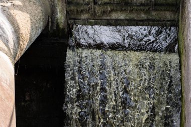 Enerji Santrali su üstüne. Fırtına kanal akan suda. Yaz sezonu.