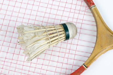 Eski badminton aksesuarları üzerinde masa lambası. Ayarlamak için açık oyun ve Oyunlar. Beyaz arka plan.