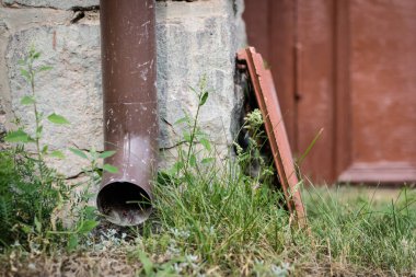 Cilt payı bir tek aile ev duvarları için bağlanır. Yağmur suyu drenaj. Sezon roklu yaz.