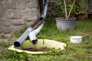 Cilt payı bir tek aile ev duvarları için bağlanır. Yağmur suyu drenaj. Sezon roklu yaz.