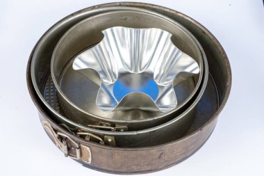 Mutfakta kullanılan eski mutfak eşyaları. Eski tarz yemekleri pişirme için aksesuarlar. Eski bir açık hava mutfak yerdir.