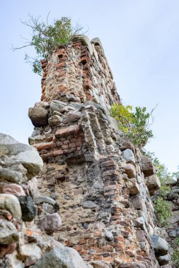 Eski Ortaçağ surları. Orta Avrupa'nın tarihi yok edilmiş duvarlar. Sezon - yaz.