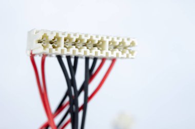 Eski kablolar elektrikli cihazlar beyaz bir tablo için. Elektrik konektörleri üzerinden ev aletleri. Beyaz arka plan.