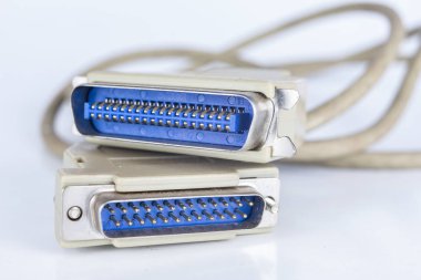 Eski Pc kablolar üzerinde beyaz bir tablo... Eski bilgisayar istasyonları için com ve lpt konektörü. Beyaz arka plan.