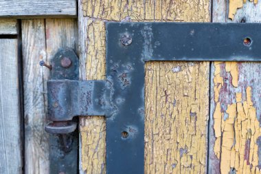 Eski bir menteşe kapı monte. Eski marangozluk yapıları. Yaz sezonu.