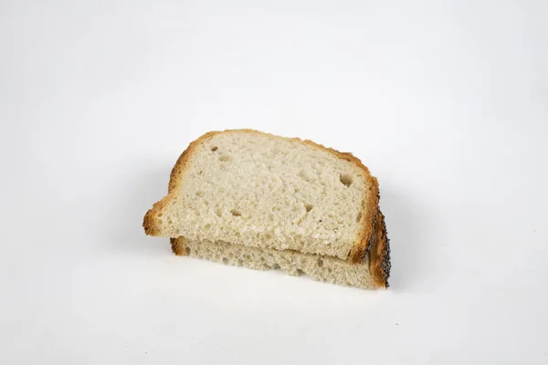 Кусок Хлеба Белом Кухонном Столе Хлеб Семян Мака Разрезанных Куски — стоковое фото