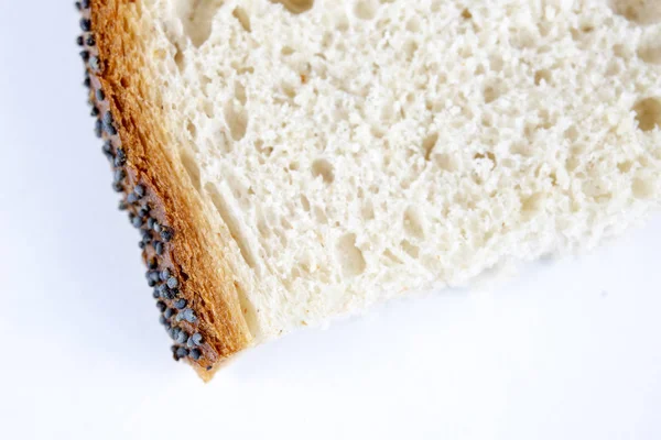 Μια Φέτα Ψωμιού Ένα Τραπέζι Λευκό Κουζίνα Ψωμί Σπόρους Παπαρούνας — Φωτογραφία Αρχείου
