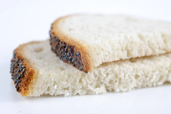 Krajíc Chleba Bílé Kuchyňském Stole Chléb Mákem Nakrájíme Kousky Bílé — Stock fotografie